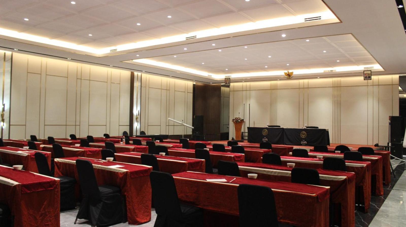 The Sun Hotel Sidoarjo Exterior foto