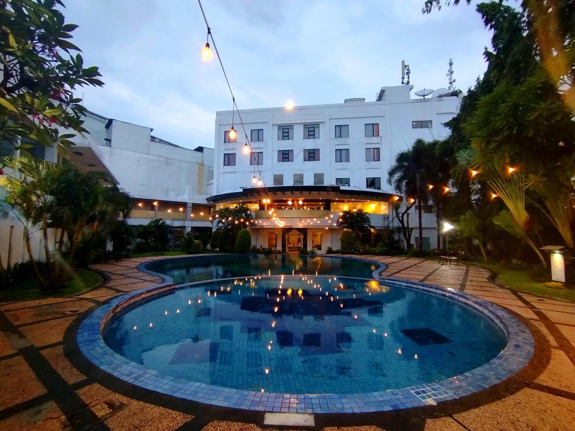 The Sun Hotel Sidoarjo Exterior foto