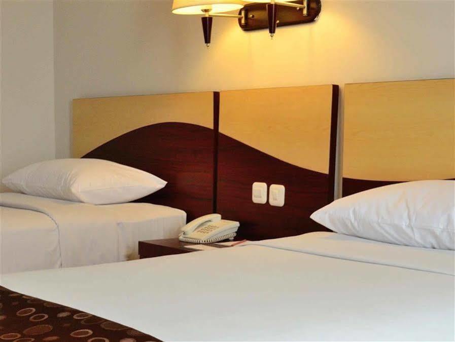 The Sun Hotel Sidoarjo Exterior foto