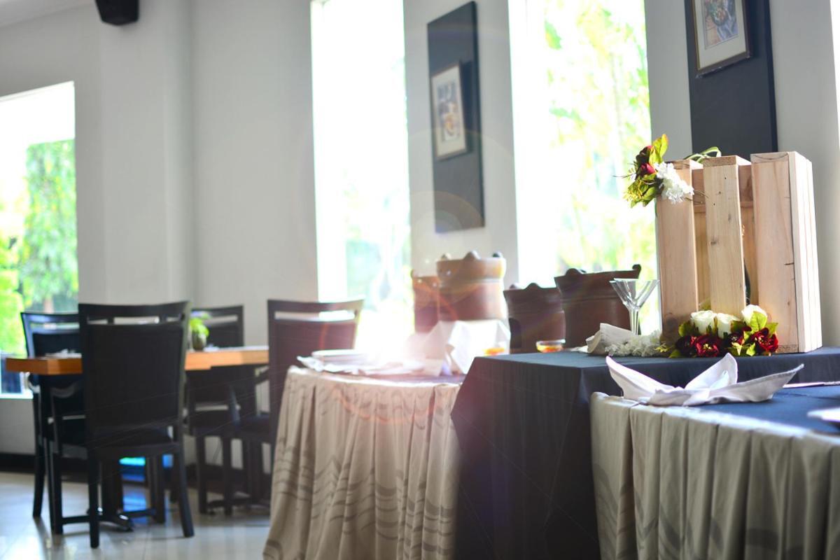 The Sun Hotel Sidoarjo Exterior foto